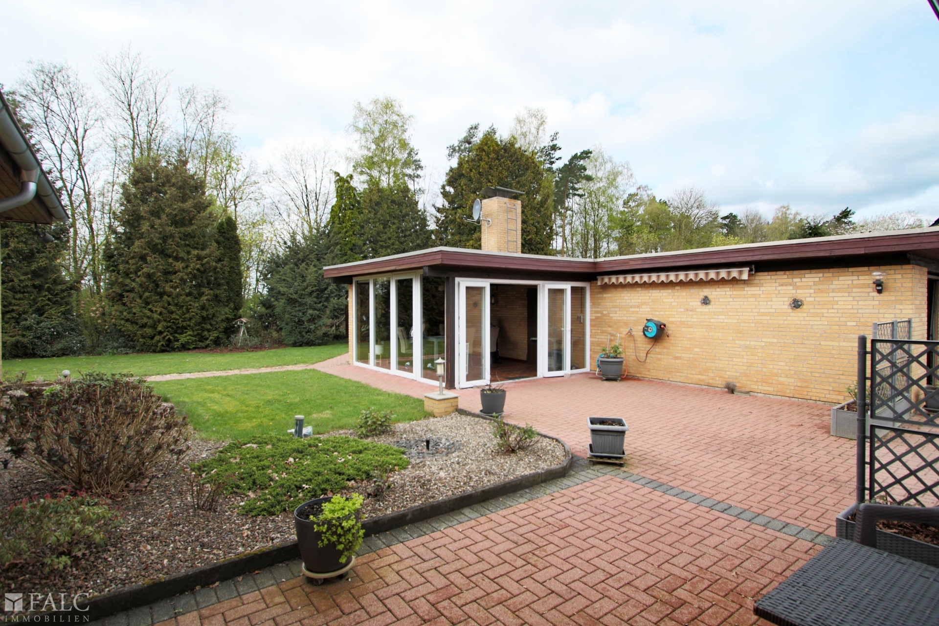 Terrasse und Gartenhaus